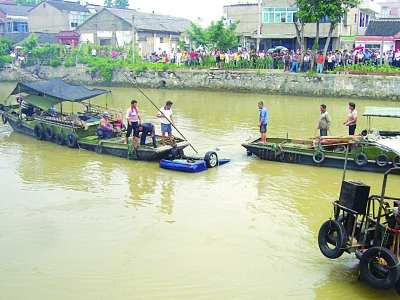 左图:找到了水中的轿车。