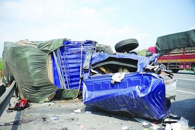 沪昆高速4车相撞17人亡 肇事车涉超载疲劳驾驶