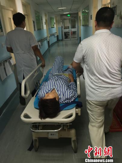 图为受伤群众被送手术室。　李洋摄