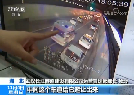 暖心一幕!救护车遇晚高峰数百辆车让出通道